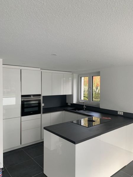 Moderne 3 1/2-Zimmer-Hochparterre-Wohnung mit Balkon und EBK